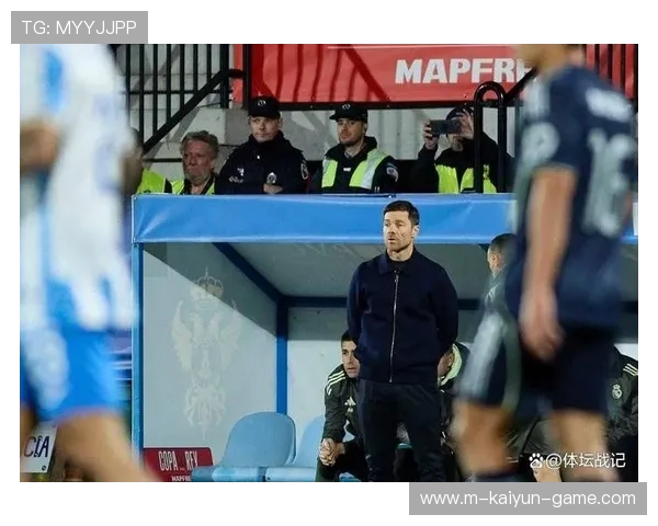 两大豪门爆发冲突！球员推搡主帅画面疯传